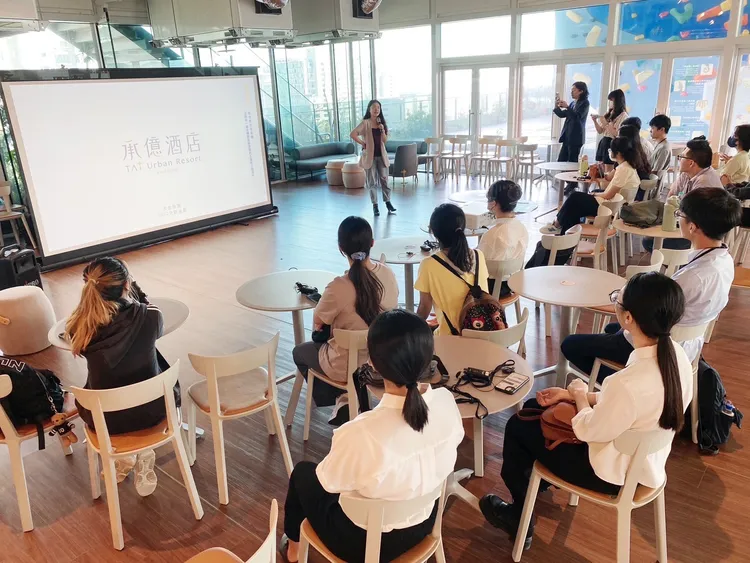 承億酒店品牌長簡巧珊分享飯店業經營理念與工作內容，讓學員對旅宿業有更深一步認識。青年局提供