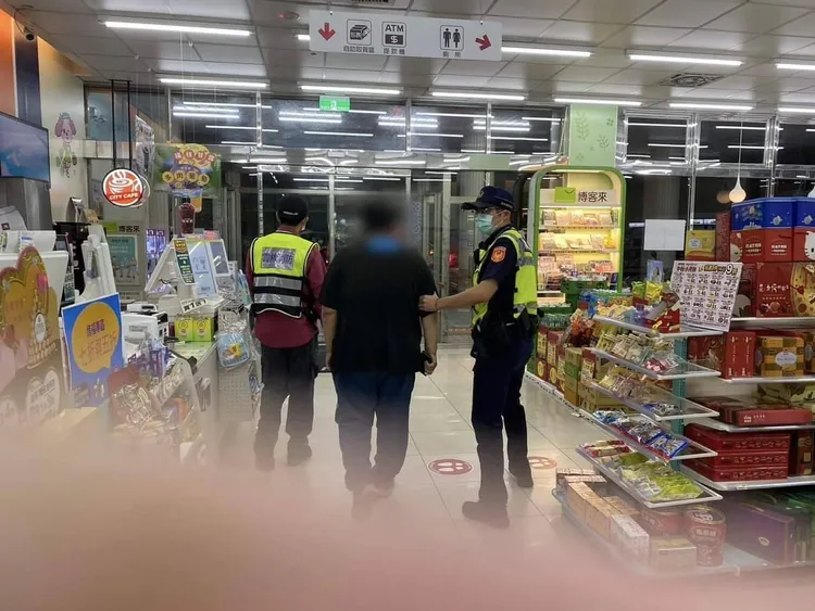 超商大夜班店員身體不適，警消協助他就醫。民眾提供