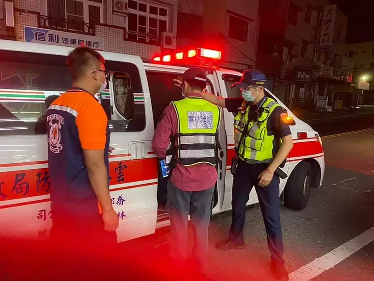 警消協助身體不適的超商店員就醫。民眾提供