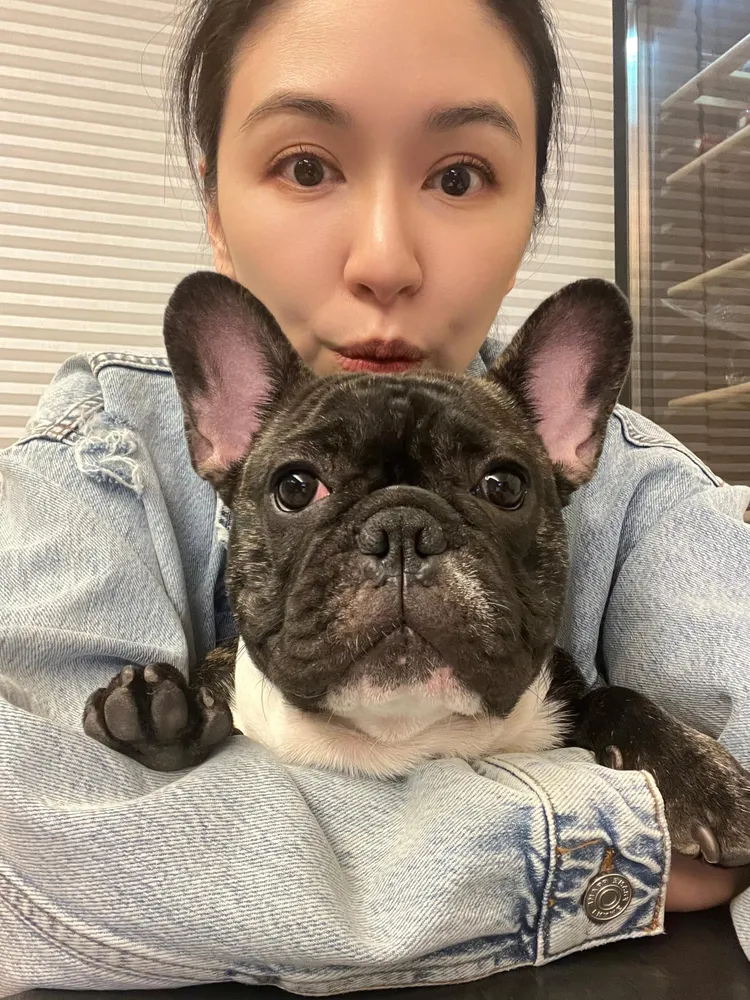 蔡依珊抱著愛犬「憨憨」。翻攝蔡依珊臉書