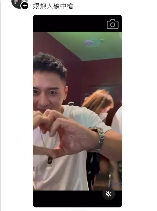 同片男星鄭人碩比愛心中槍。翻攝Threads