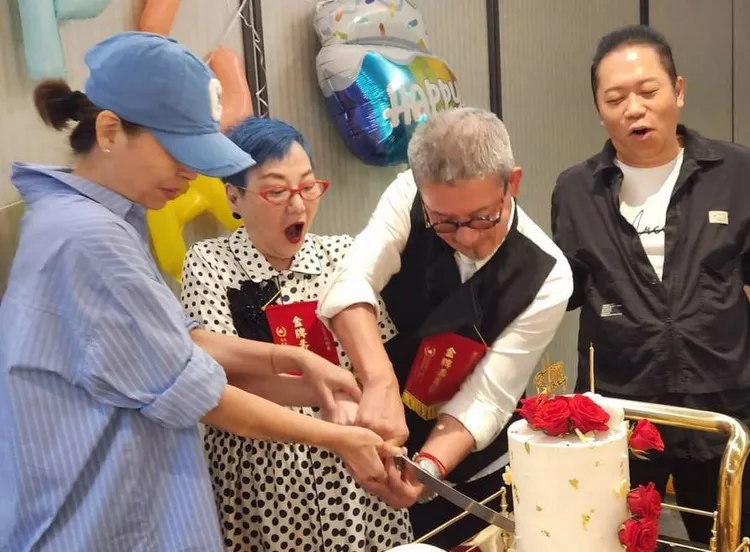 張小燕（左二起）和柯震東爸爸開心切蛋糕，卜學亮陪伴。翻攝臉書