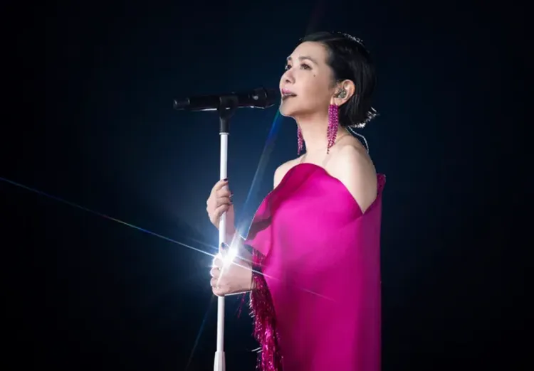 張清芳宣佈將推出《經典40．不敗精選》，以及將在上海開唱的好消息。上引娛樂提供