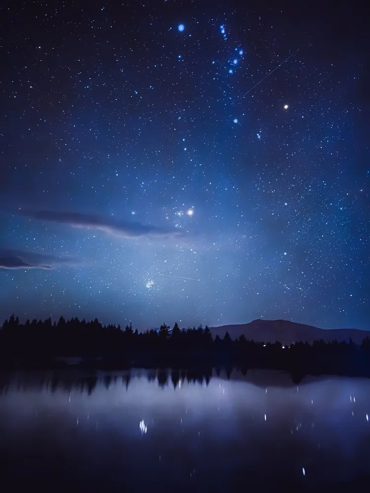 趙培均獲得第一名的風景照紐西蘭南島蒂卡波（Tekapo），兩顆流星劃過畫面，成為難得的天文瞬間。蘋果提供