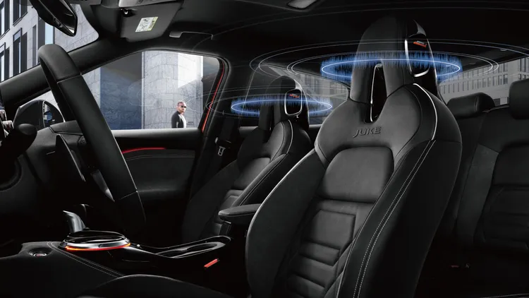 Nissan Juke內裝配備新世代D-Shape真皮方向盤，並搭配全新Monoform一體式跑格化座椅。業者提供