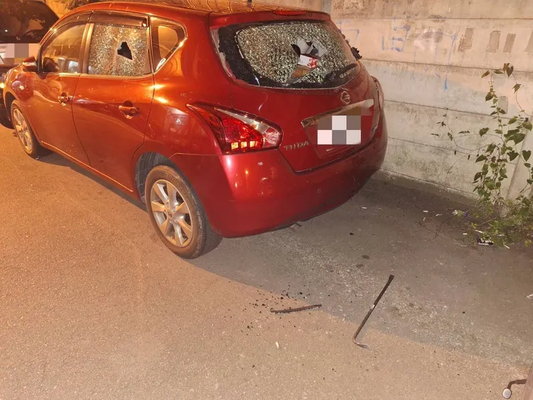 張男和朋友吵架砸車，害無辜車主遭殃。民眾提供