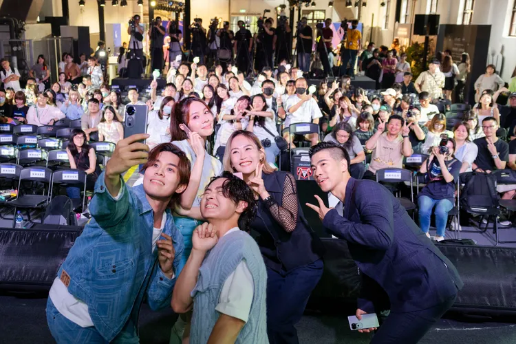 告五人拿起手機玩自拍。相信音樂提供