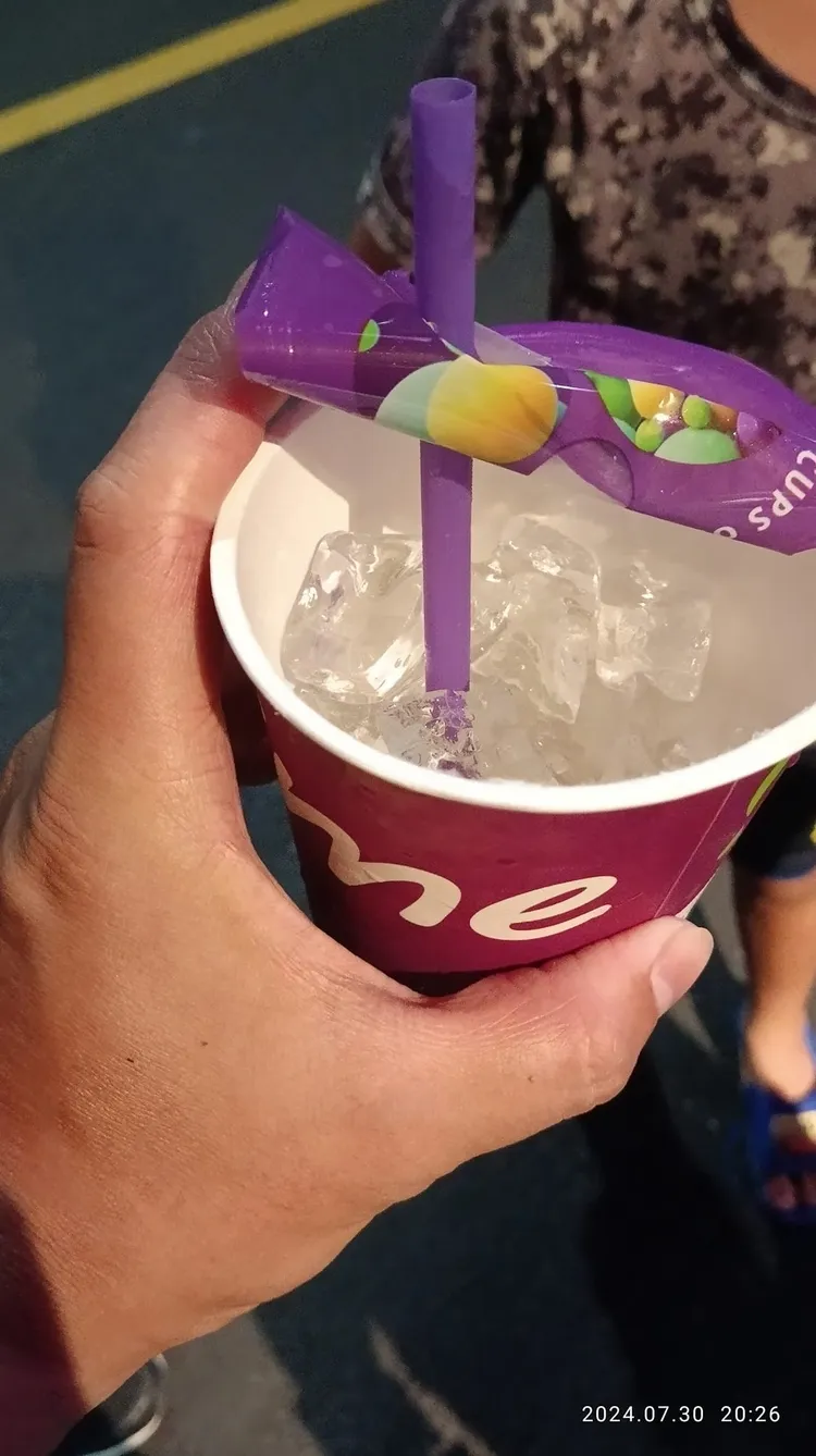 民眾買了「少冰」飲料，結果冰塊量超驚人。翻攝《爆怨2公社》臉書