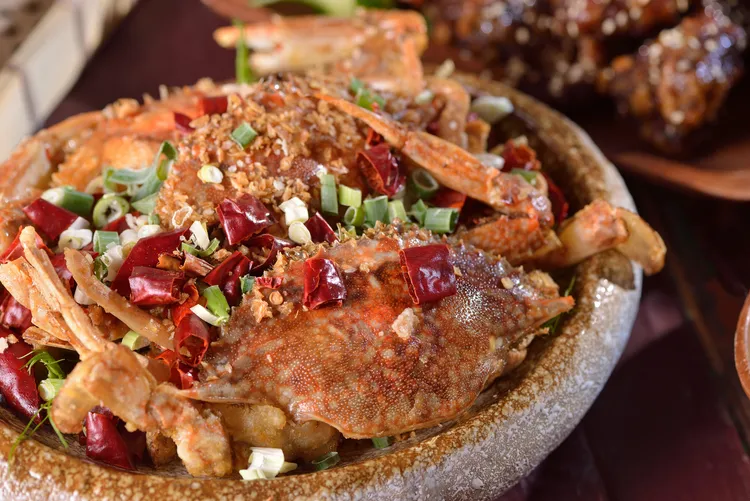 晚餐加碼菜色有熱炒店必點的「蒜香鹹酥蟹身」。寒沐酒店提供