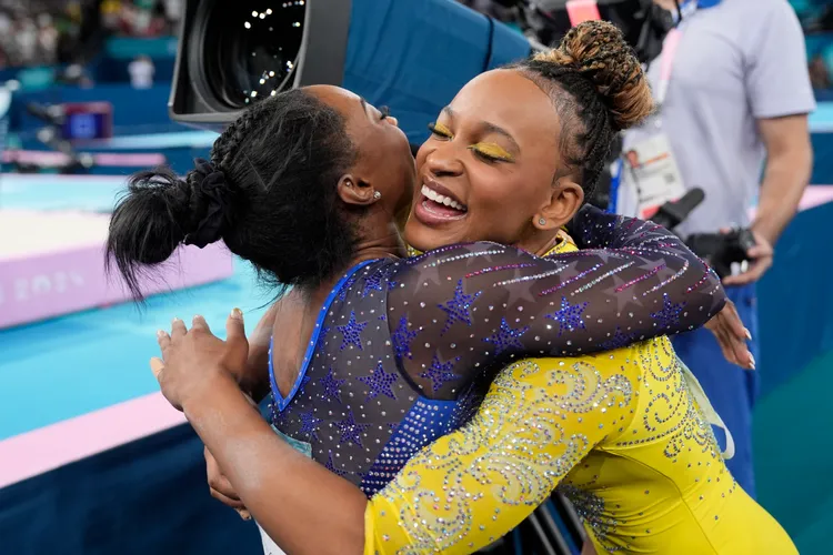 安德拉德（右）與拜爾絲惺惺相惜。美聯社