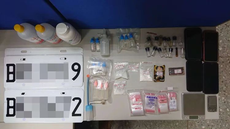 警方查獲假車牌與毒品。警方提供