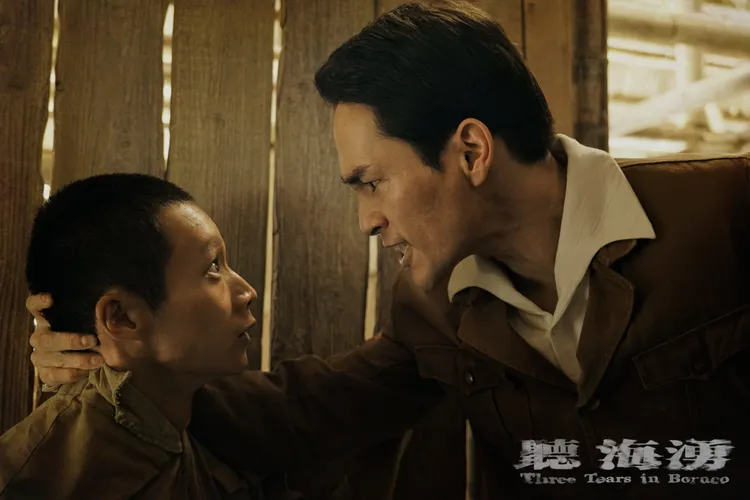 飾演日本律師的岡本孝（右）一度威脅黃冠智在國際法庭上不要多說話。公視提供