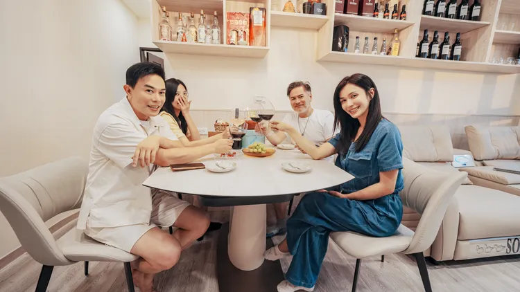 馬幼興（左起）入厝，好友葉華、馬國賢和許鈞鈞都來暖房。好睡王提供