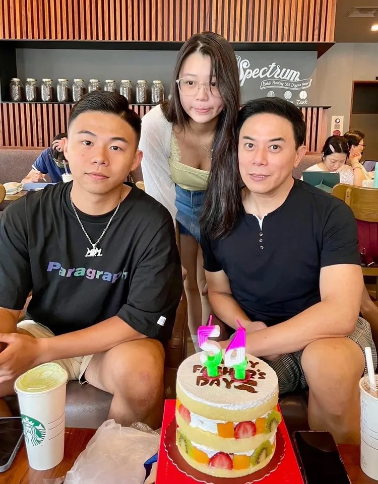 馬幼興（右）和兒女慶祝生日。馬幼興提供