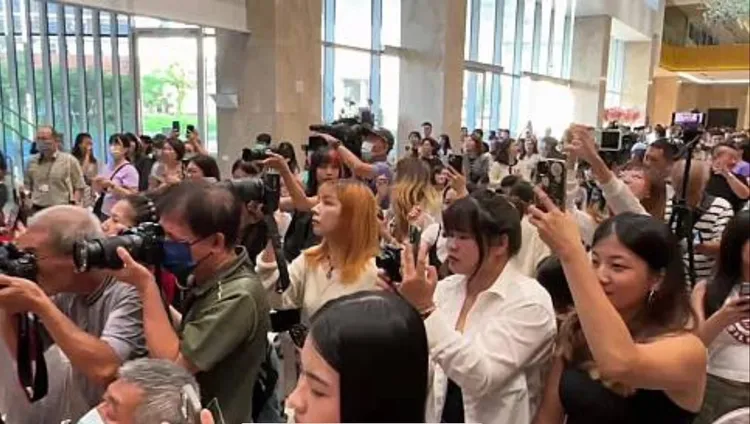 現場粉絲有人專程從台北請假南下，一早就來排隊。民眾提供