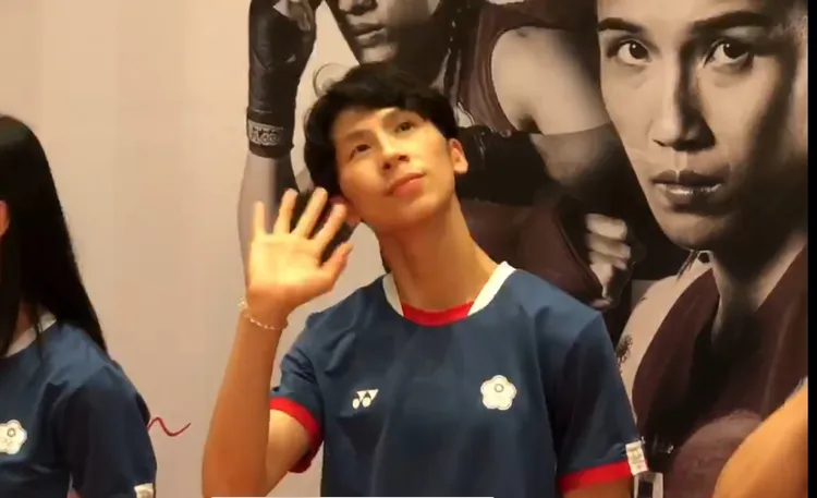 拿下女子拳擊57公斤級金牌的林郁婷是場上「嬌點」，她也熱情與粉絲互動。民眾提供