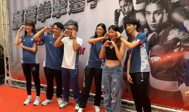 前100名到場粉絲可上台與選手近距離互動，比愛心、擺姿勢來者不拒。民眾提供