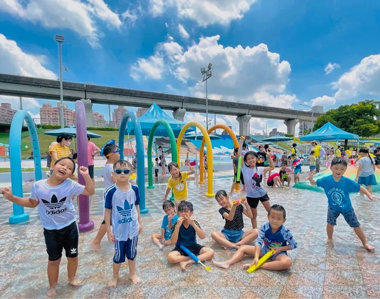 位於新北大都會公園內，以台灣海洋生物為設計主題的「海世界水樂園」。水利局提供