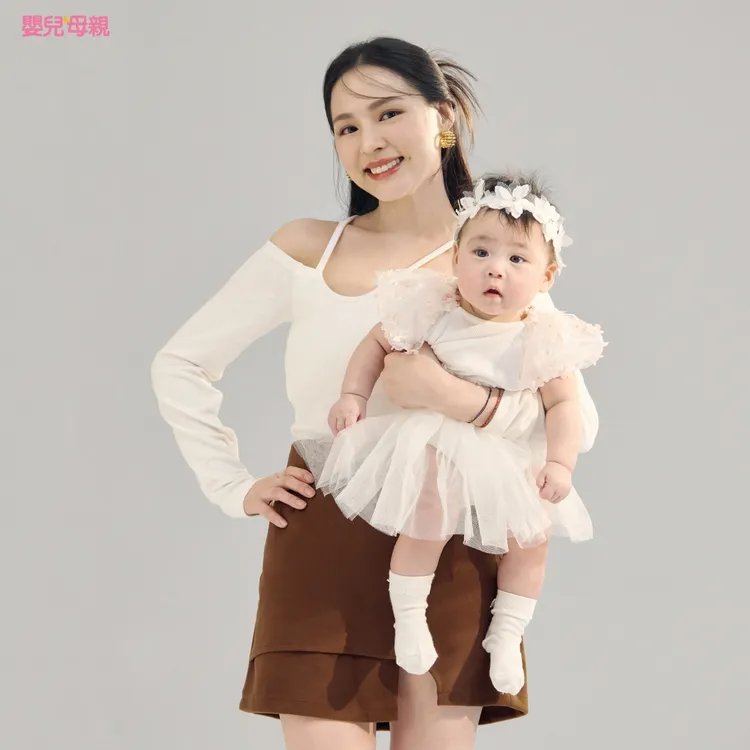 熊熊抱女兒流露母性。