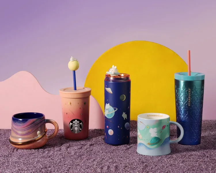 以「ASTRO BUNNY IN COSMOS玉兔的宇宙探險」為主題，推出各式繽紛宇宙色系杯款。星巴克提供
