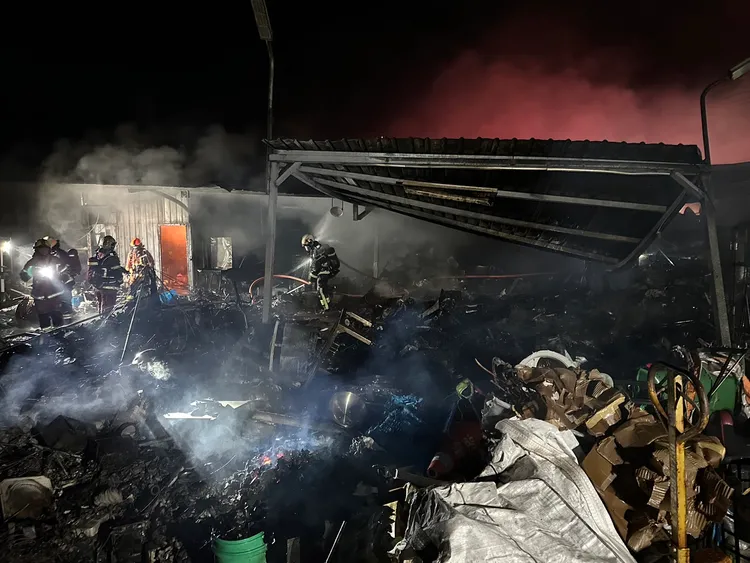 汐止資源回收場大火，附近居民被惡臭驚醒。新北市消防局提供