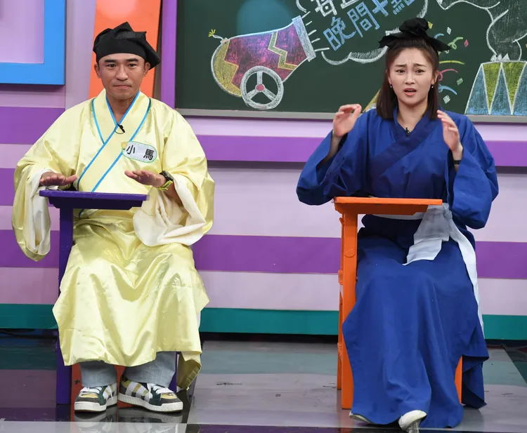 小馬（左）和張文綺玩遊戲。華視提供