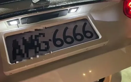 男掛假車牌飆速躲查緝害慘正牌車主! 30萬標下車牌被註銷 千萬賓士放車庫不敢上路