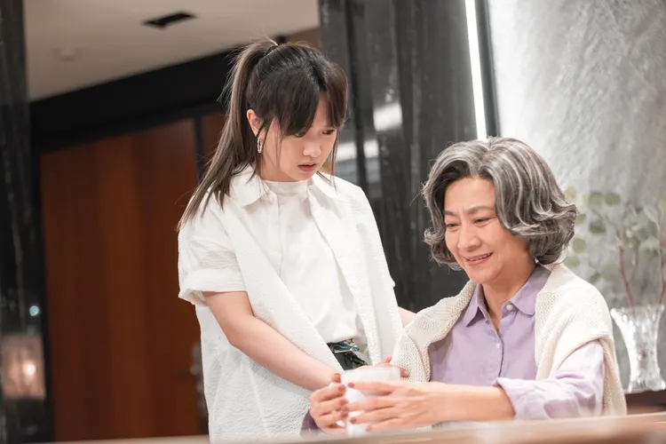 嚴正嵐（左）已經習慣生活中有楊麗音的陪伴。公視台語台、華視提供