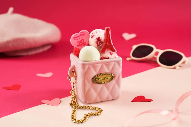 甜美巴黎聖代融合莓果酸甜、香草奶香與覆盆子果香，帶來多重味覺盛宴，盛裝在時尚造型冰淇淋杯中，再添一絲奢華享受。業者提供