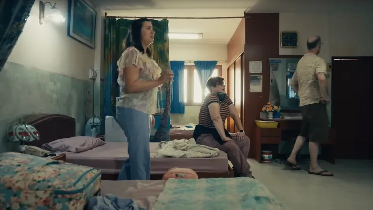 廣告中出現旅館內老舊的房間設備。翻攝自Youtube@Apple 