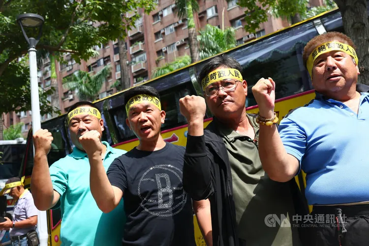 新北市遊覽車駕駛員職業工會、台灣遊覽車發展協會號召近百人到交通部前抗議。中央社