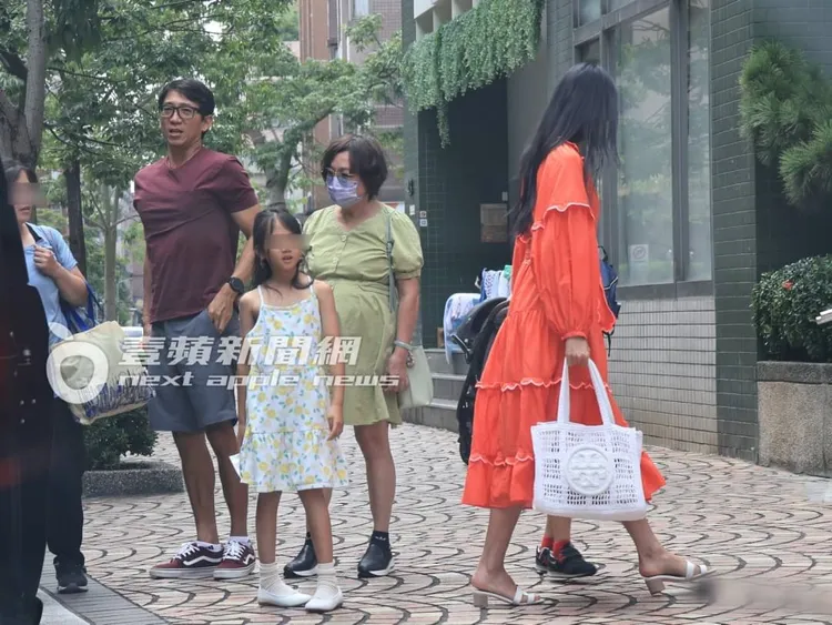 女兒（中）也跟媽媽隋棠（右）一樣穿連身長裙。特勤中心攝