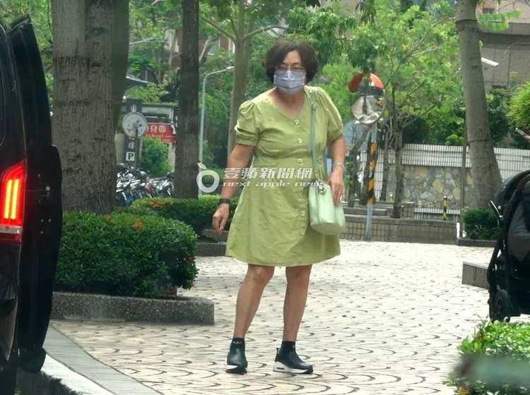 隋棠媽媽率先從保母車下來。特勤中心攝