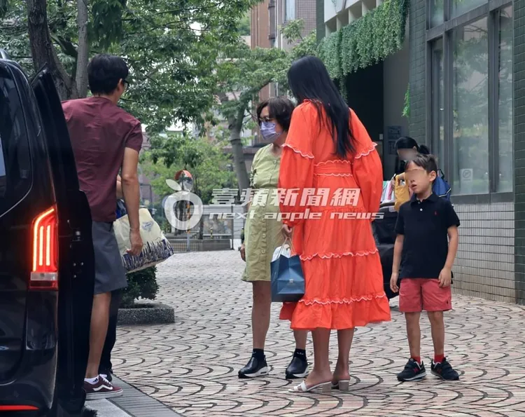隋棠手上提著美福飯店的袋子，小兒子也跟在後面一起下車。特勤中心攝