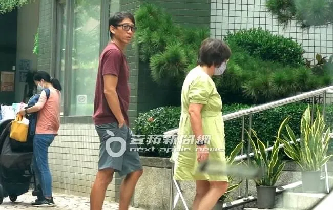 隋棠老公Tony短褲短袖打扮休閒。特勤中心攝