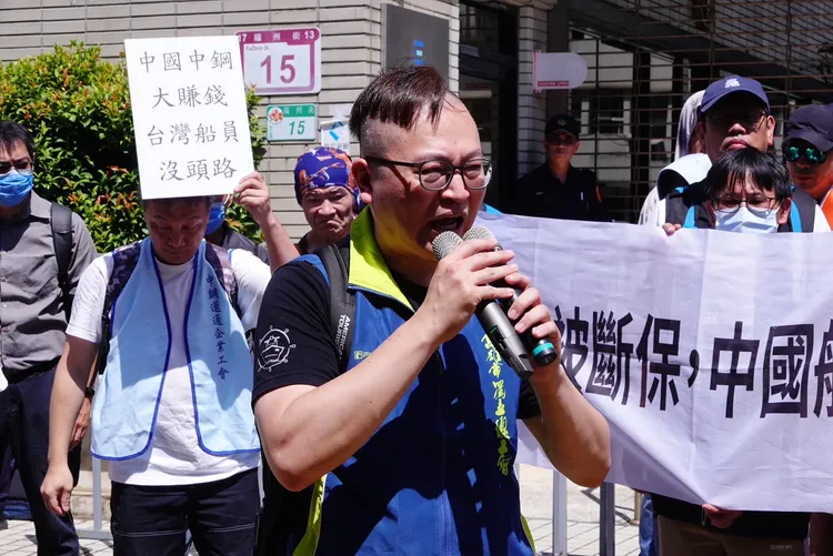 上百名中鋼運通工會員工今北上赴經濟部，抗議國營事業中鋼集團「賣台」，工會不滿中鋼斷保逼走台籍船員。莊宗達攝