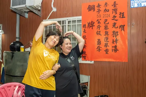 舉重女神郭婞淳巴黎奧運奪銅　縣長饒慶鈴赴郭家貼紅榜