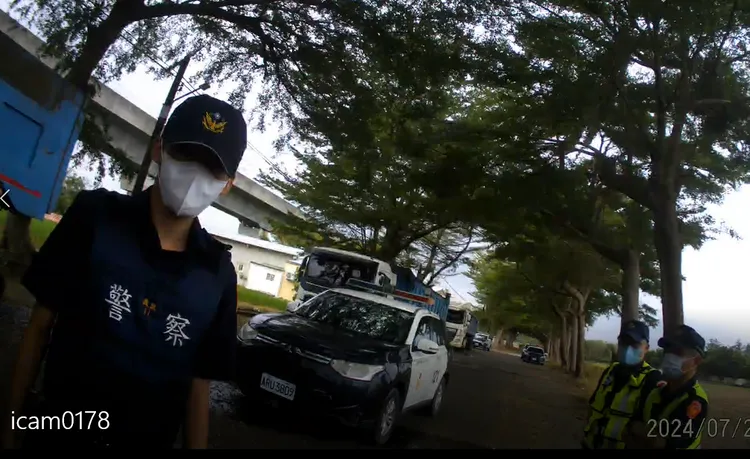 警方攔下3輛濫倒廢棄物的砂石車。民眾提供