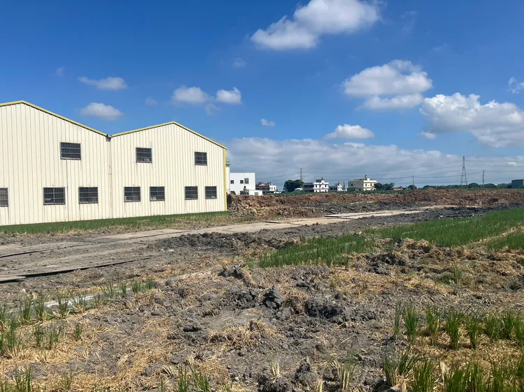 被濫倒廢棄物的農地約有4分大小。民眾提供