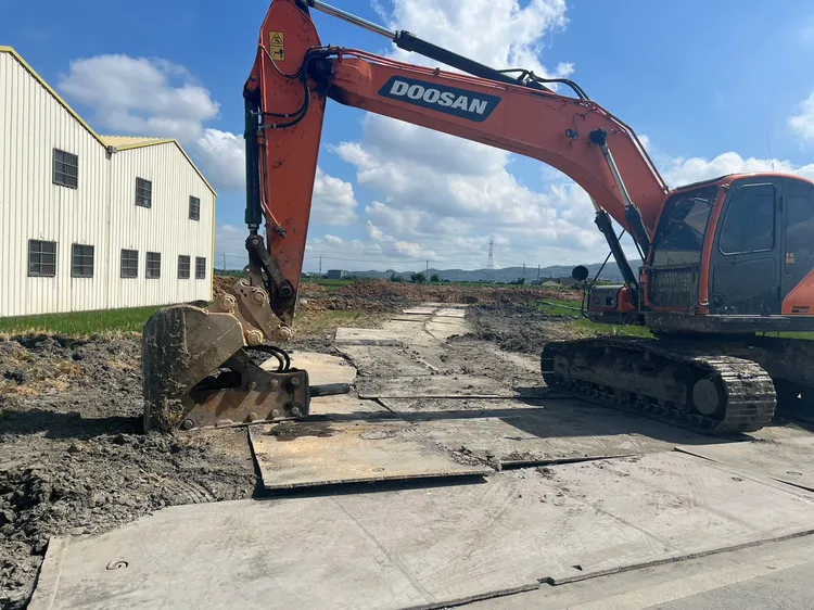 農地被挖出數個大洞回填事業廢棄物。民眾提供