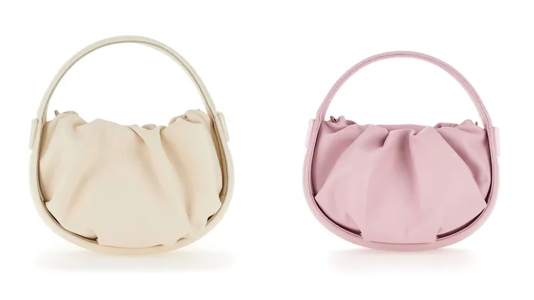 Viv' Choc Royal奶白色迷你皮革hobo手袋（左）7萬9900元、Viv' Choc Royal粉色迷你皮革hobo手袋（右）7萬9900元。品牌提供