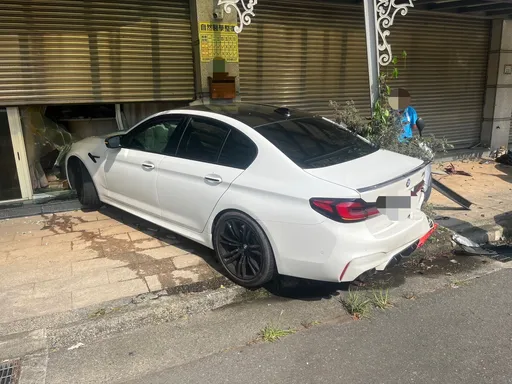 林口BMW M5失控衝撞診所 「甩尾打滑」畫面曝!駕駛耍帥害2乘客傷