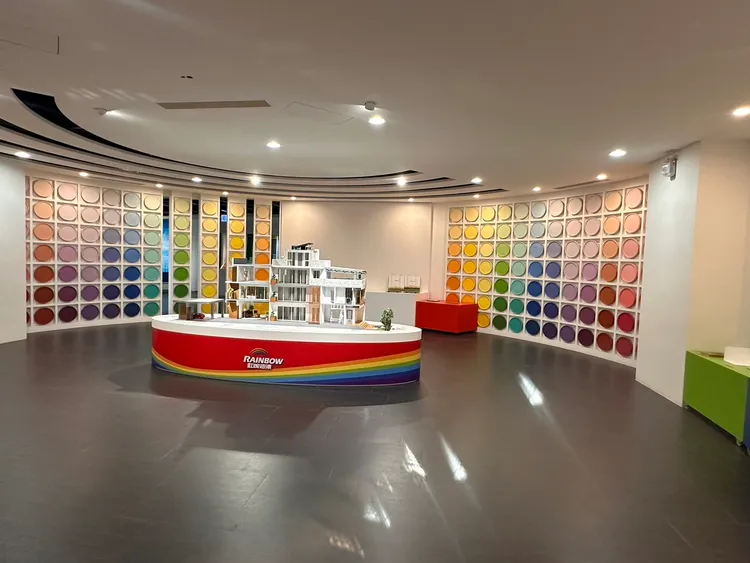 虹牌油漆運用在建築，不僅色彩多樣，更有防水、防腐蝕、防油等作用，讓物體具備耐。青年局提供