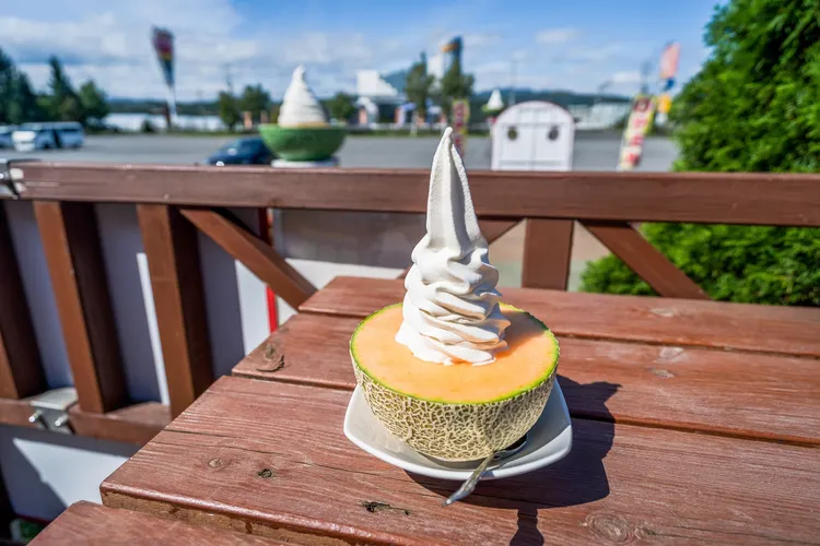 將北海道名產哈密瓜製成超視覺系冰淇淋，「冰品界的網美」非它莫屬。業者提供