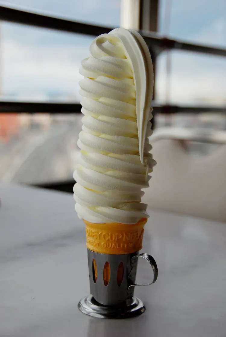 花卷「巨無霸霜淇淋」為當地名產，以十圈的高度為特色。業者提供