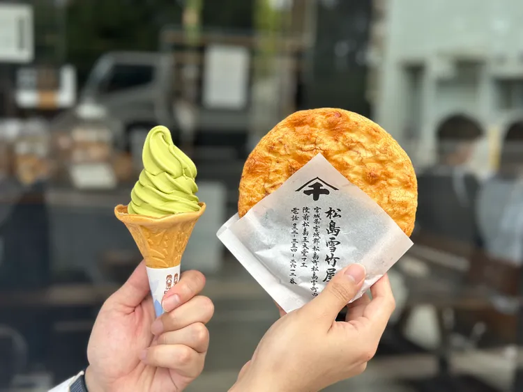 松島「雪竹屋」除了現烤15公分大仙貝十分美味，店內還販賣許多別處買不到的獨家伴手禮。業者提供