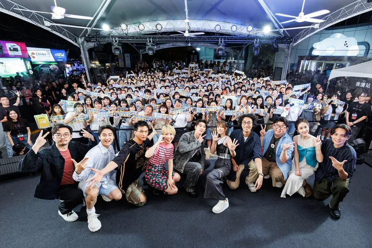 導演程偉豪（左起）、林鶴軒、黃奇斌、Lulu黃路梓茵、許光漢、王淨、馬念先、陳彥佐、監製金百倫、導演殷振豪與參與《正港分局》正港小隊員招募大會與觀眾大合照。Netflix提供