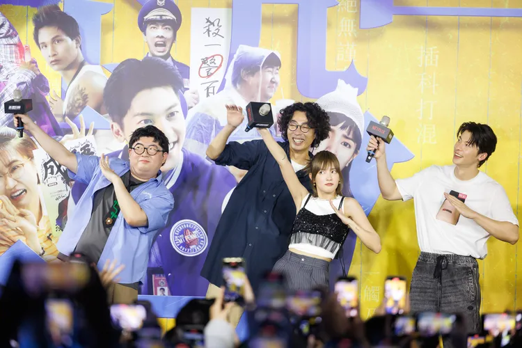 《正港分局》陳彥佐（左起）、馬念先、王淨、許光漢大跳應援舞。Netflix提供