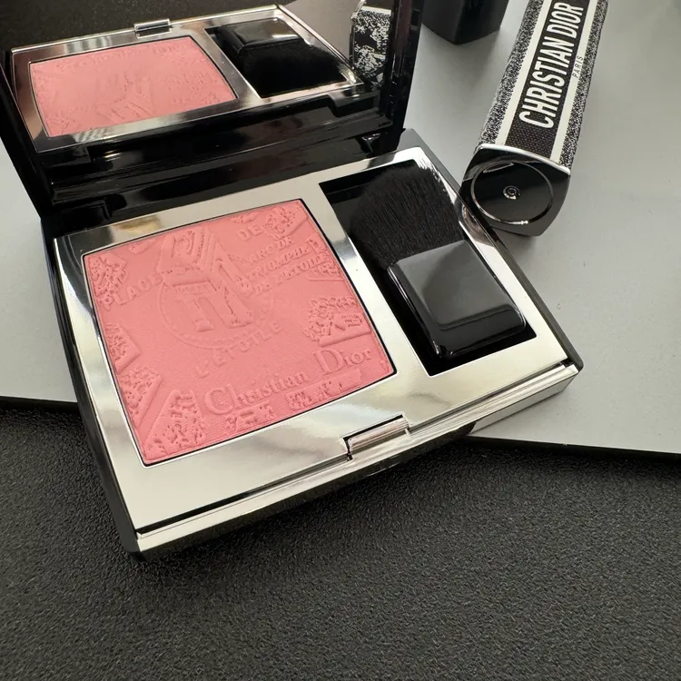 Dior超完美亮妍腮紅巴黎地圖#388，2000元。張家玲攝