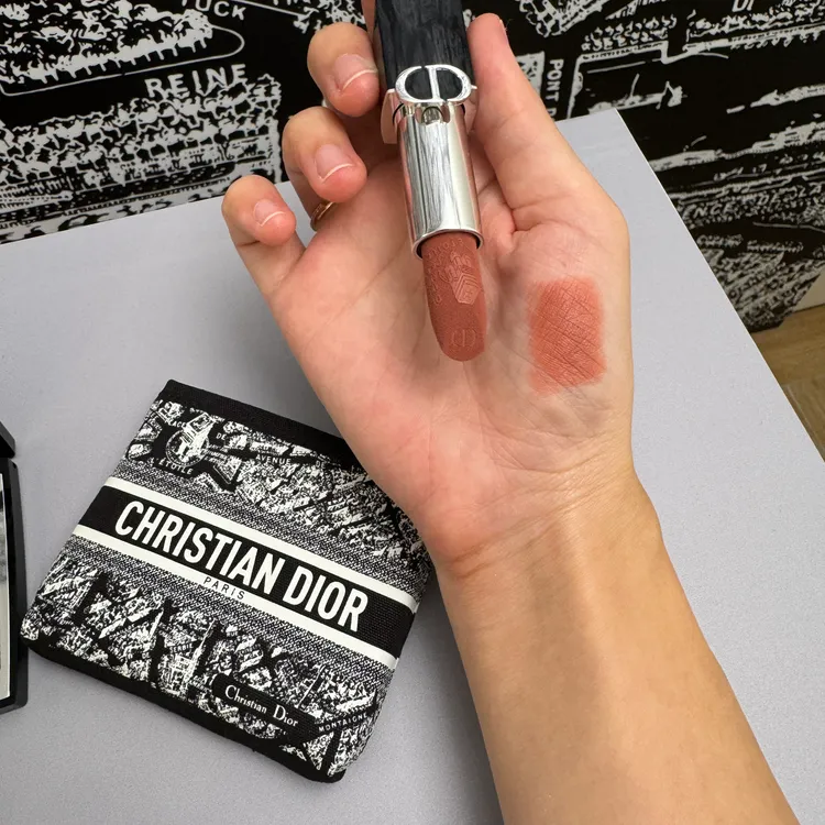 Dior藍星唇膏巴黎地圖經典色#100杏仁烤奶。張家玲攝
